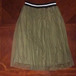 Adorable lace overlay midi skirt!